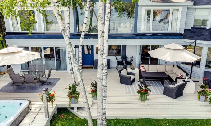 Innisfil House | Lake Simcoe Luxury waterfront Retreat near Friday Harbour! Hot Tub!