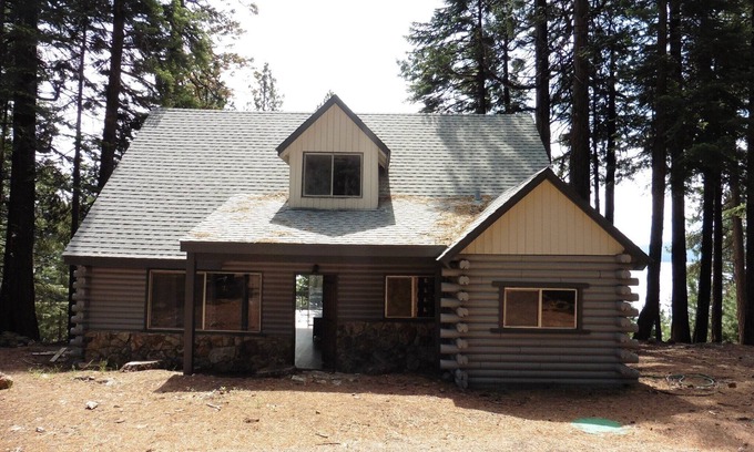 Lake Almanor Country Club Cabin | Lake Almanor County Club sleeps ten people beautiful view of lake off huge deck