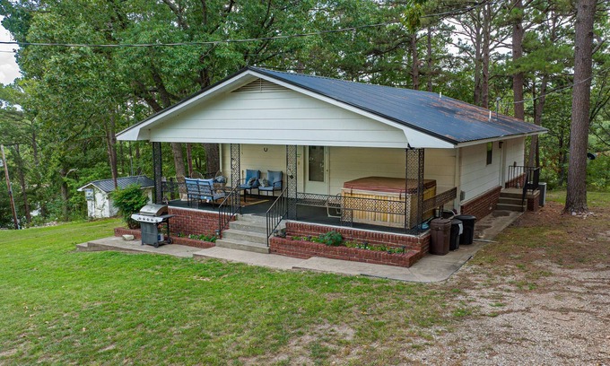 Dennis House | Lake View and Access! - 2 Bdrm, sleeps 6, beautiful lake views!