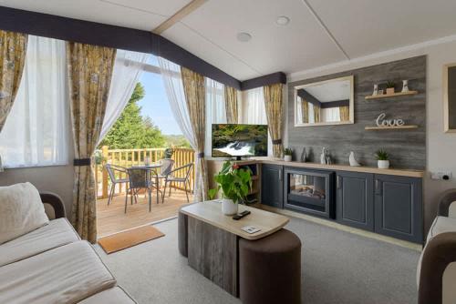 Cheriton Bishop Ski Chalet | Lake View Escape - Fishing Lakes, Heated Outdoor Swimming Pool on Sister Park 500yds - Shorts Stays UK