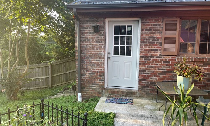 Bristol Apartment | Lake w fish, paddle boat cave, horses, BMS, Music Museum skating Bowling, Casino