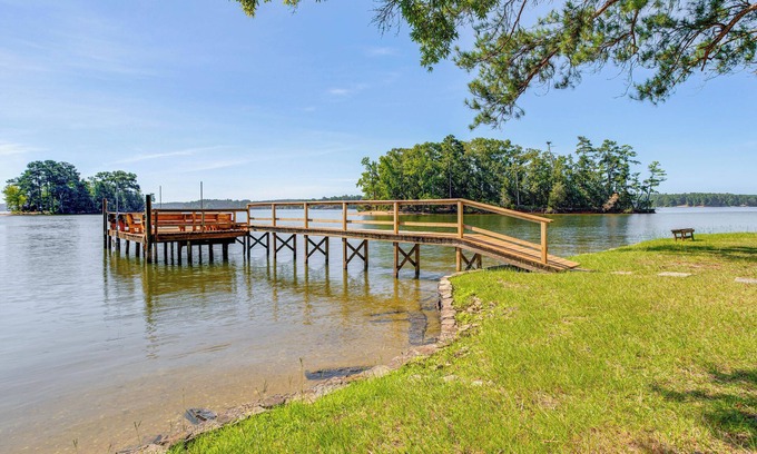 Camden Cottage | Lake Wateree Retreat: Dock & Screened Porch!