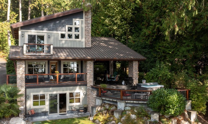 Bellingham House | Lake Whatcom Water Front/3 Acres/Kayak/Boards/Wood Fireplace