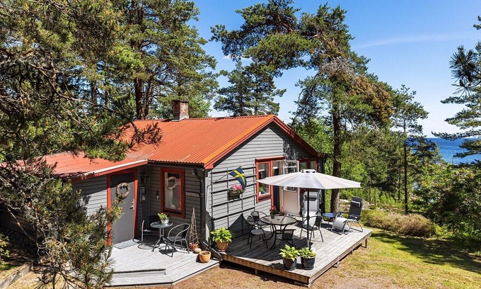 Saffle Municipality Cottage | Lakefront 2-bedroom remote cottage (Lake Vänern)