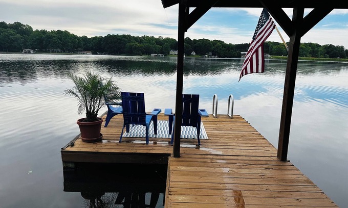 Bracey House | Lakefront Autumn Getaway: Firepit, S’mores, Fishing, Golf, Apples
