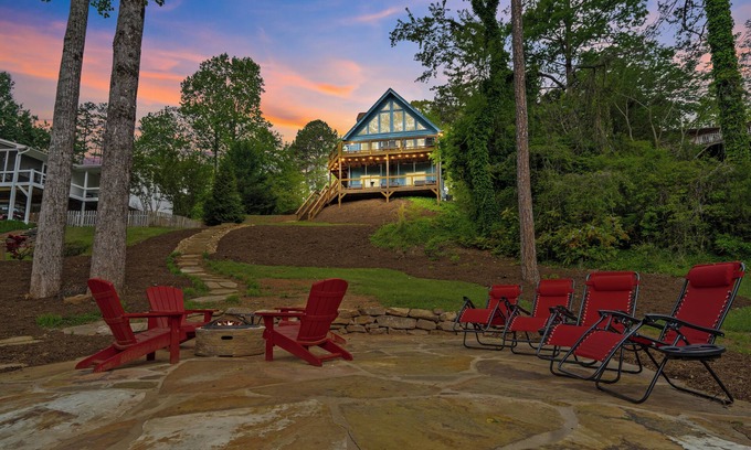 Saxony Forest Cabin | Lakefront Cabin on Lake Keowee. Kayaks, paddle boards, modern & cozy!