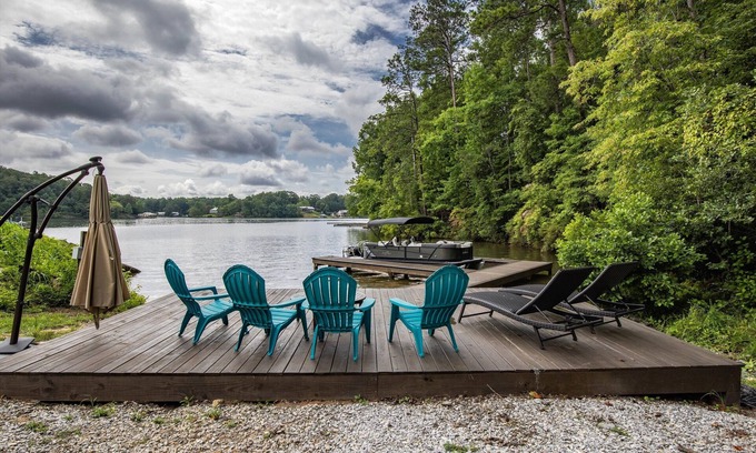 Alexander City Cabin | Lakefront Cabin w/Dock, Multi-Acre Privacy, Fire Pit, Kayaks & Boat Rental