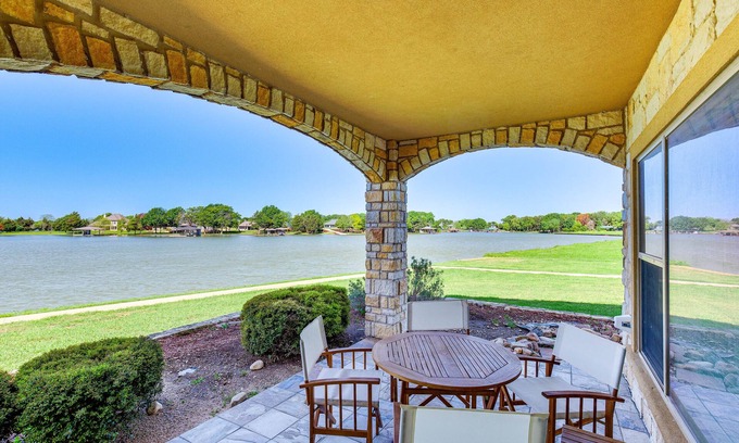 Eureka Condo | Lakefront Corsicana Condo w/Pool Access!