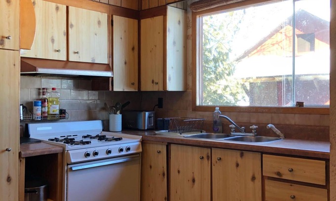 Highland Grove Cottage | Lakefront cottage on Baptiste Lake
