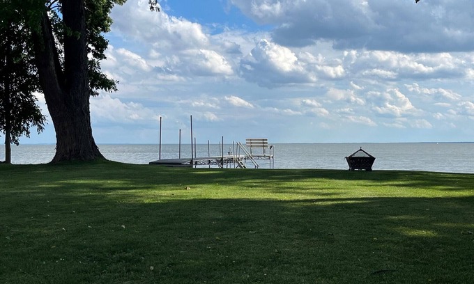 Oshkosh Cottage | Lakefront Cottage on Lake Winnebago-18 minutes from the EAA grounds
