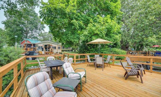 Monticello Cottage | Lakefront Cottage w/Deck Near Indiana Beach!