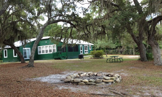 Edgar House | Lakefront Country Haven near Ocala & Forest -With Canoe, Lifejackets and Grill!