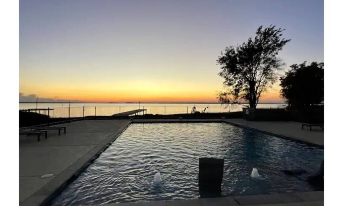 Kerens RV Rental | Lakefront Fires & Fishing, Splashes & Sunsets