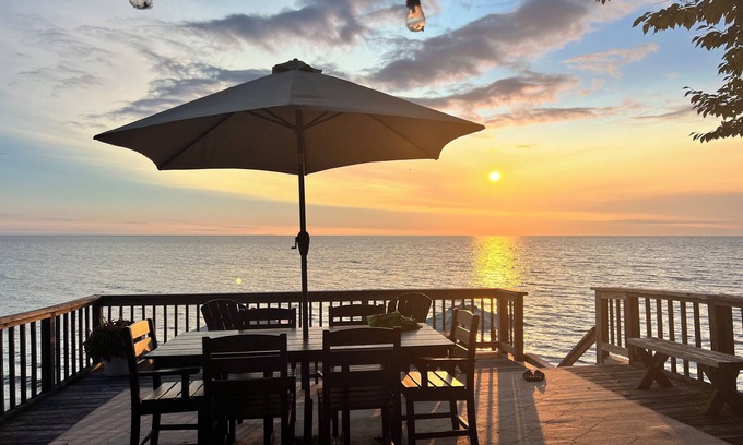 Maple View House | Lakefront Getaway at Renshaw Bay