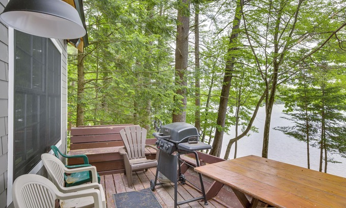 Turner Cabin | Lakefront Hartford Cabin w/Canoe & Boat Ramp