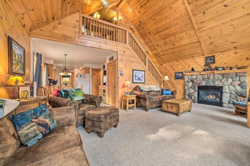 Hawks House | Lakefront Hawks Getaway - Fire Pit and Kayaks!