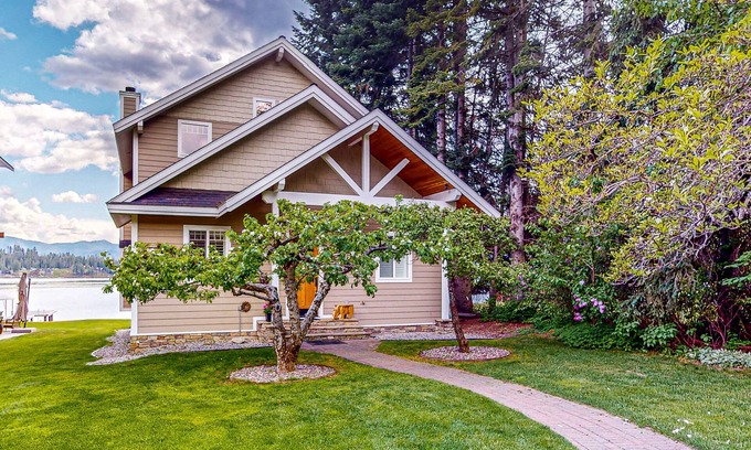 East Hope Cabin | Lakefront home with kayaks, dock, WiFi, fireplaces, BBQ grill