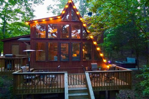 Innsbrook House | Lakefront Innsbrook Chalet Hot Tub and Fire Pit!