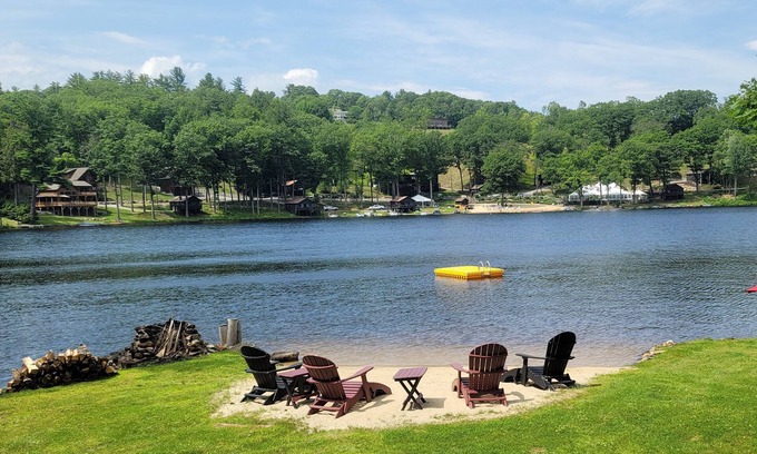 Weare Cabin | Lakefront Luxury Home on Horace Lake