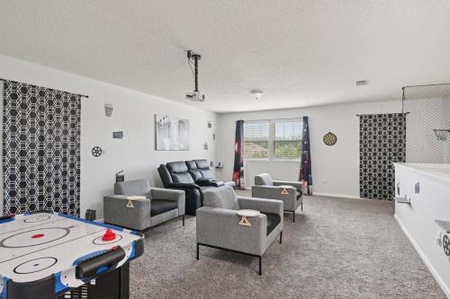Northside House | Lakefront Luxury Retreat 5BR