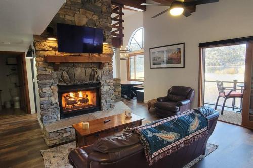 June Lake Apartment | Lakefront Mountain Retreat