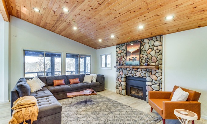Lake Shore Cabin | Lakefront Nisswa Home w/Deck & Screened Porch