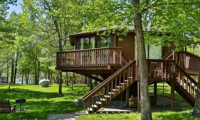 Puposky Cabin | Lakefront Octagon Treehouse - Fisherman's Paradise