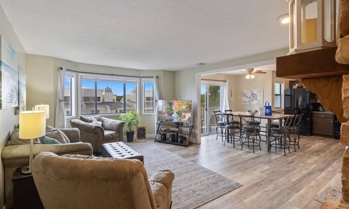 Osage Beach Condo | Lakefront Osage Beach Condo + Workspace w/Pool Views