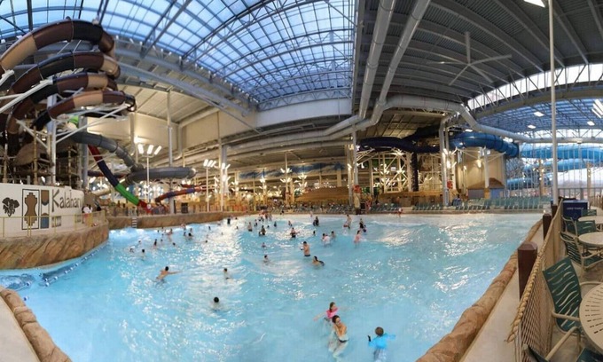 East Stroudsburg Ski Chalet | Lakefront Pocono, Pet-friendly Wifi AC, Hot Tub, Pool Table, Camelback, Kalahari