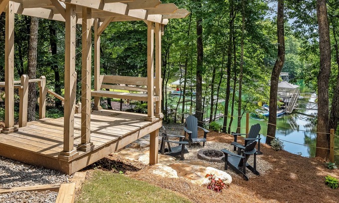 Six Mile House | Lakefront Retreat 15 minutes from Clemson