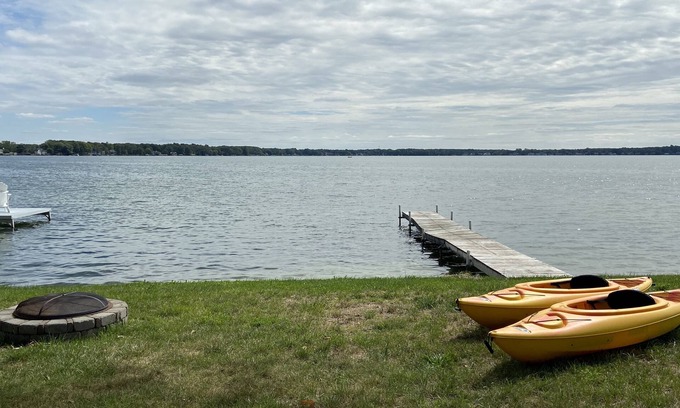 Portage House | Lakefront Retreat