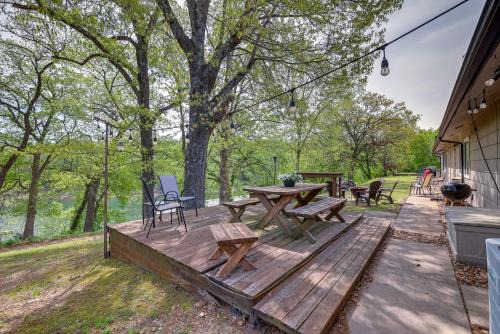 Shell Knob Apartment | Lakefront Shell Knob Condo with Deck and Grill!