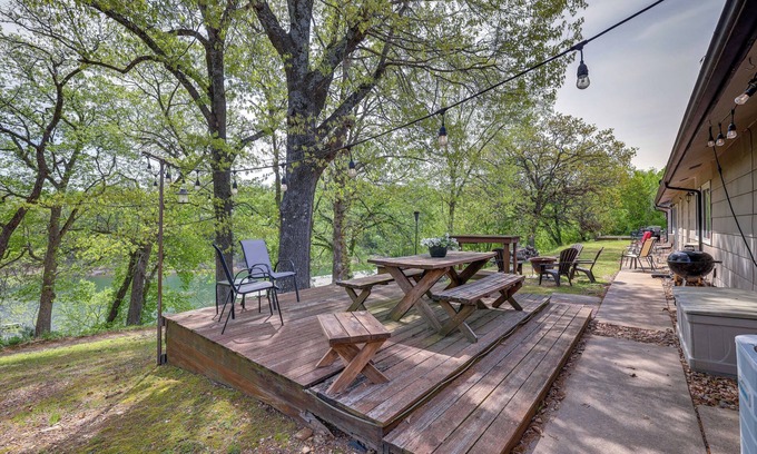 Shell Knob Condo | Lakefront Shell Knob Condo w/Deck & Grill!