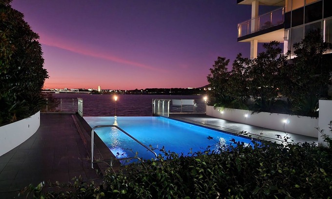 Kingston Apartment | Lakefront Views on the foreshore