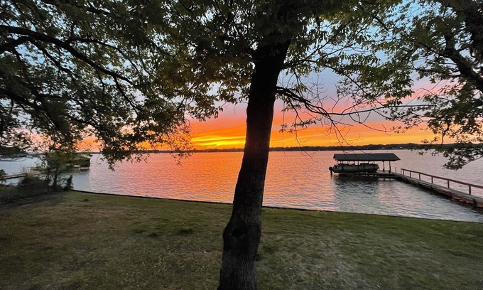 Log Cabin House | Lakefront with Private Dock & Sandy Shore