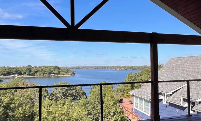 Gainesville House | Lakehouse Retreat- 15min to Winstar Casino, Gorgeous views w/path to the lake