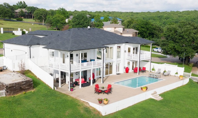 Skiatook House | Lakehouse with private pool