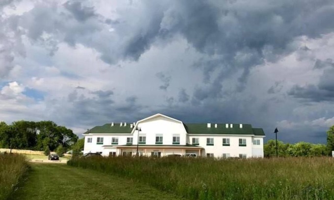 Pelican Rapids Hotel | Lakes Inn at Dunvilla