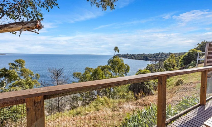 Metung House | Lakescapes Cottage - Relax & enjoy 180 degrees, uninterrupted water views