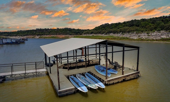 Spicewood House | Lakeshore Oasis-Private Dock-2 Homes in 1!