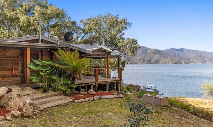 Taylor Bay House | Lakeside Abode at Taylor Bay | Lake Eildon
