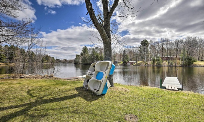 Holcombe Cabin | Lakeside Cabin w/Fire Pit: Near Pine Point Park!