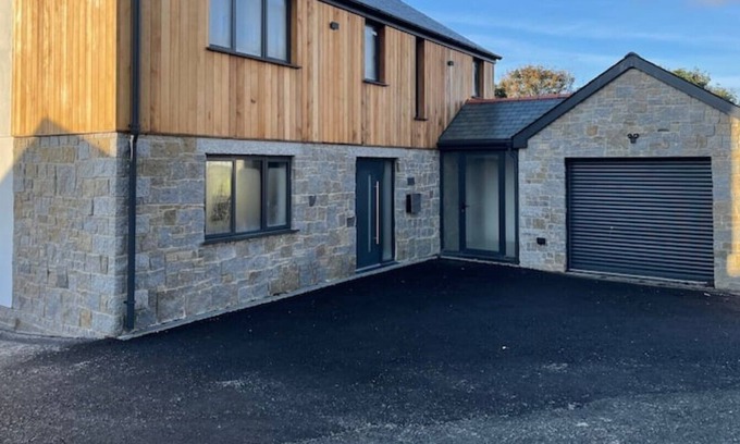 Carnmenellis Cottage | Lakeside Cottage, Cornwall