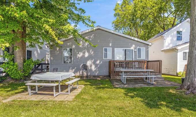 Shelbyville House | Lakeside Escape with Fire Pit & Dock/Boat Rentals