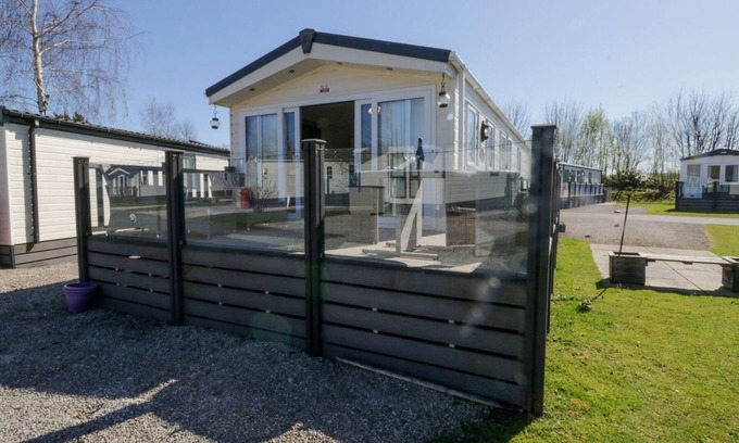 Warton Cottage | LAKESIDE HAVEN, pet friendly, with a garden in Carnforth