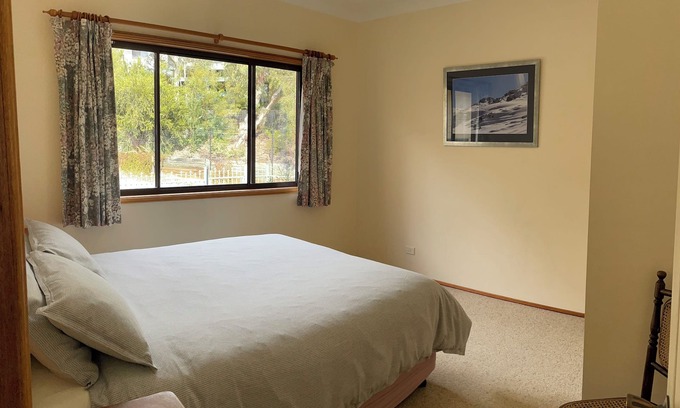 East Jindabyne House | Lakeside Home with views over Jindabyne to the Mountains