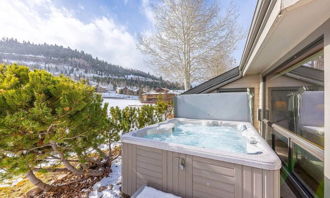 Deer Valley Condo | Lakeside in Deer Valley | 2 Mins to Skiing | Private Hot Tub | Quiet end Unit