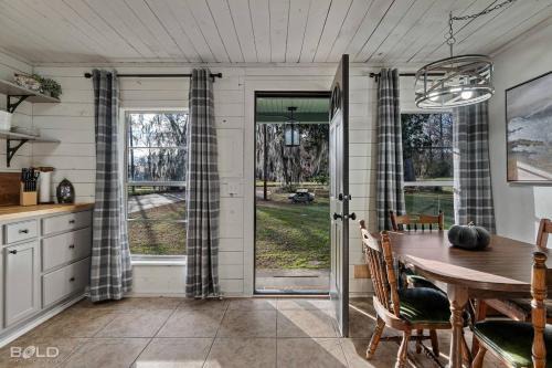 Uncertain House | Lakeside Landing- Waterfront Wcanoe & Kayaks