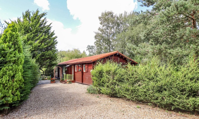 Tattershall Cottage | LAKESIDE LODGE RETREAT, pet friendly, with hot tub in Tattershall