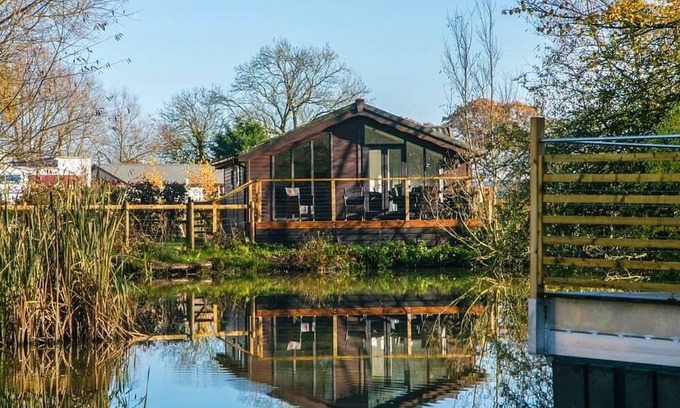 Dilton Marsh Ski Chalet | Lakeside Lodges (Pet)